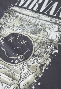 Volto sorridente sott'acqua con occhi a X, bambino che allunga la mano verso un candelabro, pesci, cavallucci marini e piante sottomarine circondate da bolle.