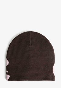 Ruskea neulottu pipo, jossa on vaaleanpunainen geometrinen kuvio reunoilla, pehmeä rakenne ja pyöreä muoto.