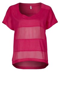 Różowa bluzka z krótkim rękawem o przezroczystym, warstwowym fasonie; okrągły dekolt; lekko zaokrąglony dół; lekki materiał o gładkiej fakturze.