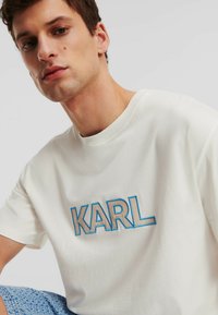 KARL LAGERFELD RELAXED MONOGRAM LOGO - Marškinėliai su spaudiniu - pristine