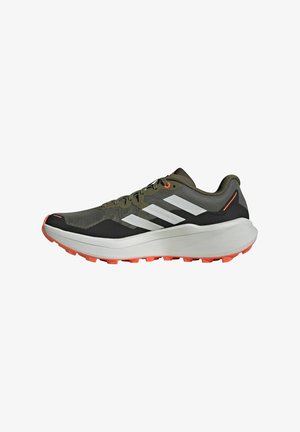 Des chaussures de course avec un dessus en maille vert olive, des rayures blanches, des accents noirs et une épaisse semelle blanche avec des crampons orange.