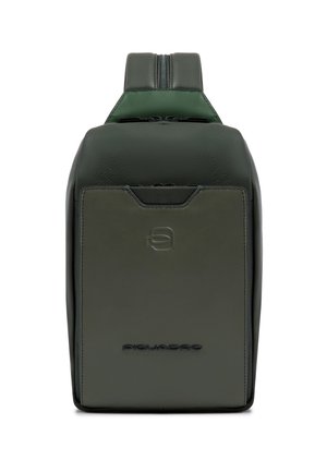 Compact donker groen leren crossbodytas met een voorvak, een enkele band en het Piquadro-logo gegraveerd op het voorpaneel.