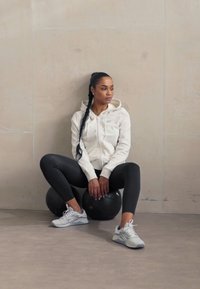 Reebok Lukuga pusa - chalk mélange