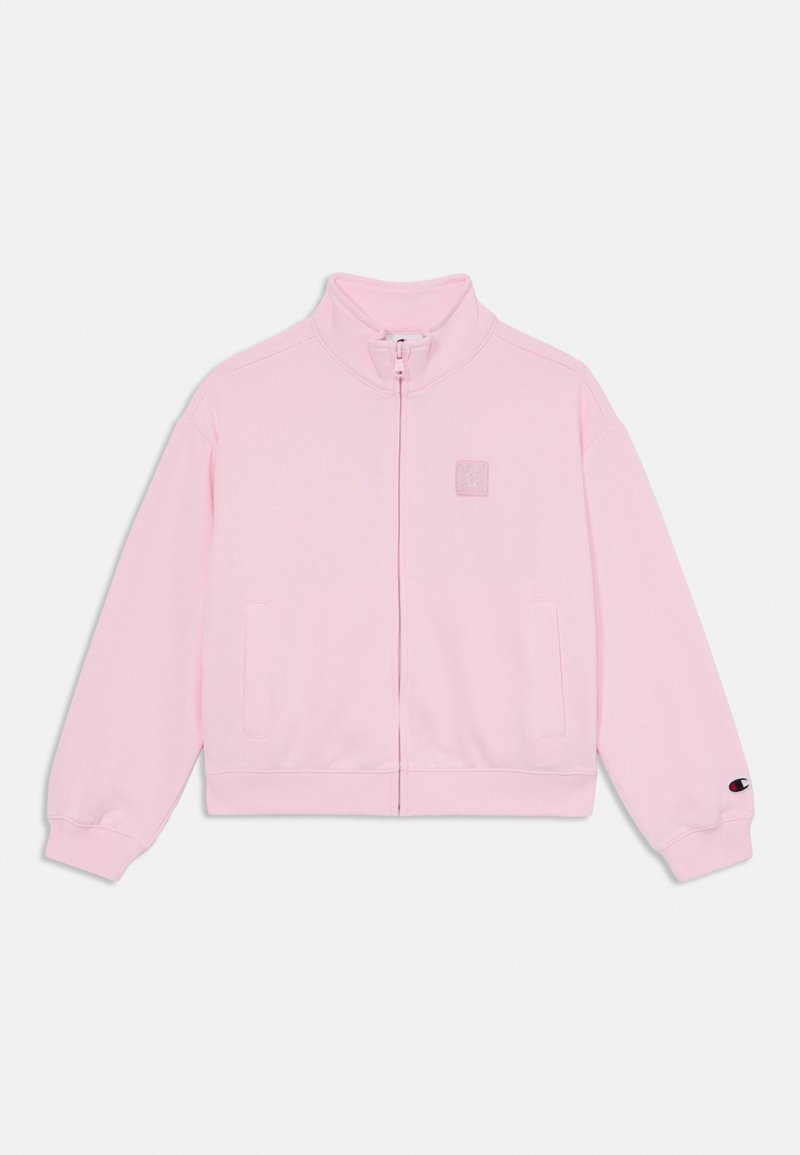 Veste zippée rose clair avec col haut, deux poches avant, poignets et ourlet côtelés, et petit logo brodé sur la manche gauche et la poitrine.