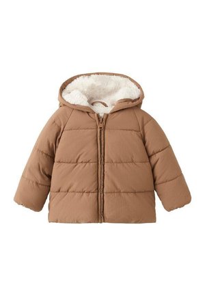 Veste matelassée brune avec capuche, dotée d'une douce doublure beige et d'une fermeture éclair à l'avant. Tissu lisse avec une texture gonflante.