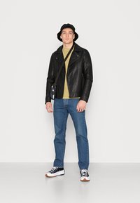 Levi's® VINTAGE - Basic póló - cedar garment dye cedar