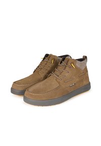 Bottines en daim marron avec semelles en caoutchouc grises. Les caractéristiques incluent des accents jaunes, une doublure beige et un système de laçage classique.