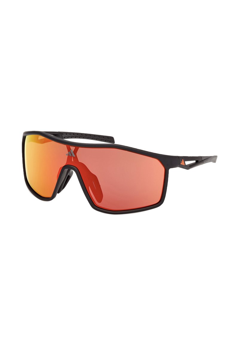 Gafas de sol deportivas con montura negra, lentes rectangulares grandes en degradado naranja-rojo, detalles de goma y texturas en las varillas para mejor agarre.