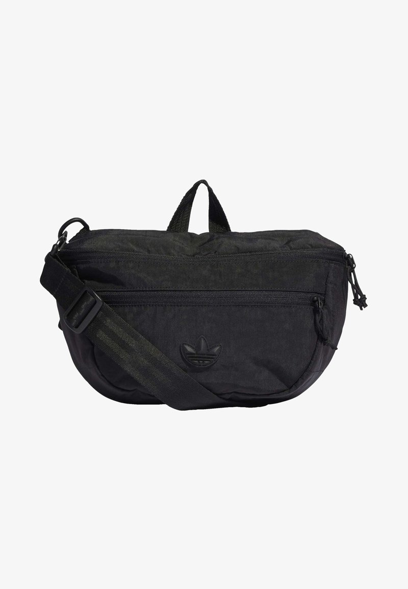 Svart tyg crossbody-väska med justerbar rem, dragkedjefack och präglad logotyp. Har ett handtag på toppen och en texturerad yta.