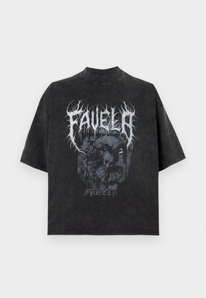 Schwarzes oversized T-Shirt mit weißem gezacktem Schriftzug „FAVELA“ und dunkler Grafik von zwei Clowns in der Mitte, darunter der Schriftzug „SADELA“.