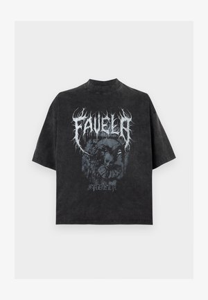 Schwarzes oversized T-Shirt mit weißem gezacktem Schriftzug „FAVELA“ und dunkler Grafik von zwei Clowns in der Mitte, darunter der Schriftzug „SADELA“.