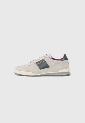 Vaaleanharmaat mokkanahka-sneakerit tummanharmaalla yksityiskohdalla, valkoisella pohjalla ja pyöreillä nauhoilla. Mukava muotoilu pehmustetulla kaulaosalla.