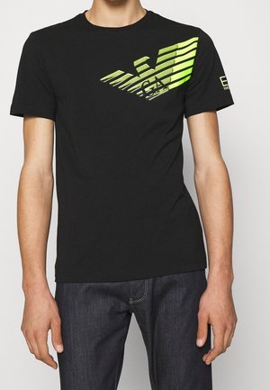 Schwarzes T-Shirt aus Baumwolle mit Rundhalsausschnitt, auf der Vorderseite mit einem grünen, gestreiften Adlerlogo und kurzen Ärmeln.