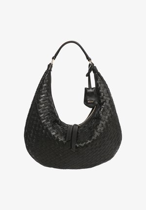 Sac bandoulière en cuir tressé noir avec une forme courbée, une poignée supérieure et une fermeture éclair. Dispose d'une petite étiquette logo attachée.