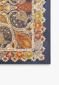 Pañuelo de seda multicolor que presenta intrincados patrones florales y de paisley en tonos de naranja, marrón, azul marino y crema, con bordes con forma de concha.