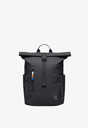 Schwarzer Rolltop-Rucksack mit vorderer Reißverschlusstasche, buntem Reißverschlussanhänger, seitlichen Taschen, Tragegriff oben und "GOT BAG"-Logo unten rechts.