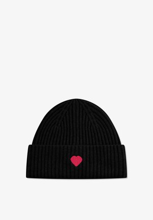 Bonnet en tricot noir avec une texture côtelée. Présente un petit cœur rouge brodé sur le devant. Design avec revers replié.