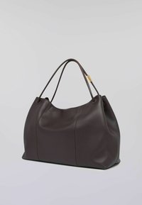 Bolso hobo de cuero marrón oscuro con una textura suave, estructura blanda, dos asas redondeadas y un sutil detalle de costura en el frente.