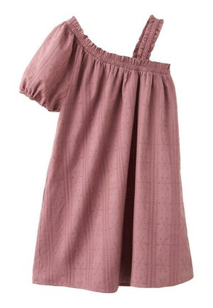 Vestido rosa sin hombros con una sola tira con volantes, manga abullonada y patrón floral texturizado, hecho de tela ligera.