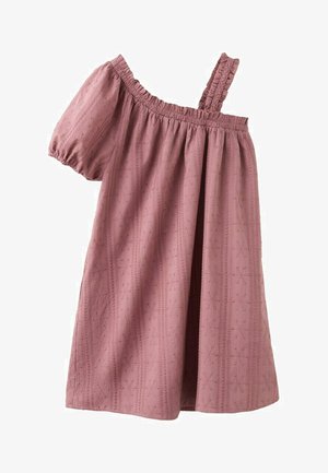 Ružové šaty s odhalenými ramenami, jedným volánovým ramienkom, nafúknutým rukávom a textúrovaným kvetinovým vzorom, vyrobené z ľahkej látky.