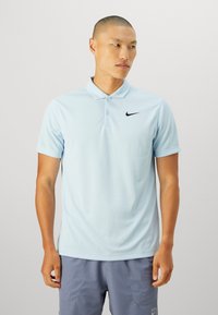 Svetlomodrá polo košela vyrobená z m�äkkej tkaniny, s trojbotónkovým zapínaním a čiernym logom Nike na ľavej strane hrude. Krátke rukávy.