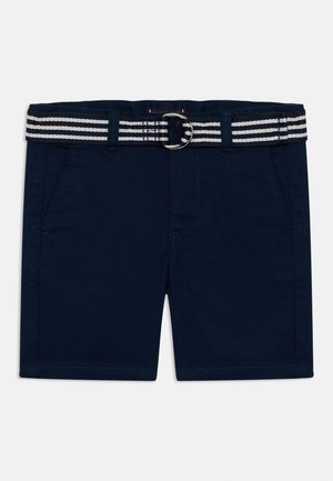 Granatowe szorty z bocznymi kieszeniami oraz paskiem materiałowym w czarno-białe paski z srebrną klamrą w kształcie podwójnego pierścienia.