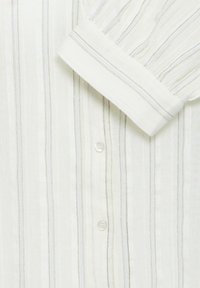 Weißes Hemd mit Knopfleiste und feinen vertikalen Streifen in Hellgrau und Blau, mit einem Manschettenärmel im gleichen Streifenmuster.