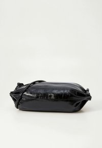 Mala tiracolo preta com textura de couro brilhante, formato retangular e silhueta elegante. Apresenta uma alça fina e bordas dobradas.