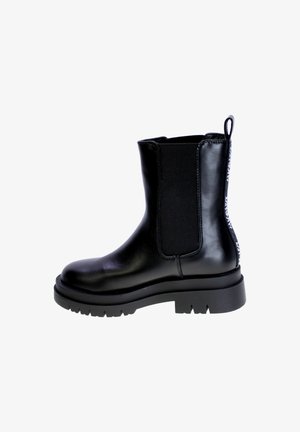 Stivale alla caviglia in pelle nera con pannelli laterali elasticizzati, accentuazione testurizzata sul retro, punta arrotondata e suola in gomma chunky.