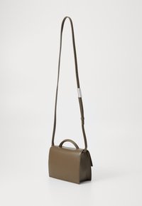 Sac bandoulière en cuir marron au design structuré, avec une poignée supérieure, une sangle réglable et des détails de couture subtils.