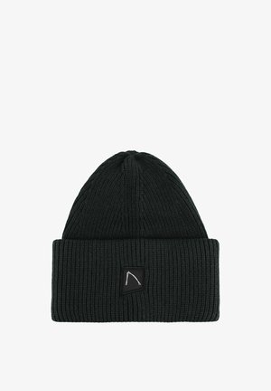 Gorro de punto en verde oscuro con un dobladillo. Presenta una textura acanalada y una pequeña etiqueta negra con un diseño blanco en la parte delantera.