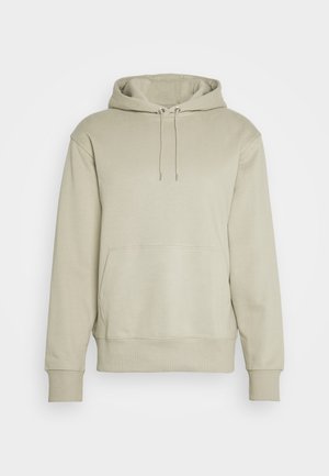 Béžová mikina s kapucí, dlouhými rukávy, přední klokaní kapsou a nastavitelnou šňůrkou na kapuci na jednobílém pozadí.