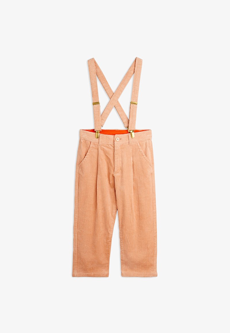 Hlače iz breskove obarvane kordurojske tkanine s sprednjimi žepi in pritrjenimi nastavljivimi naramnicami, ki se križajo na hrbtu, prikazane na beli podlagi.