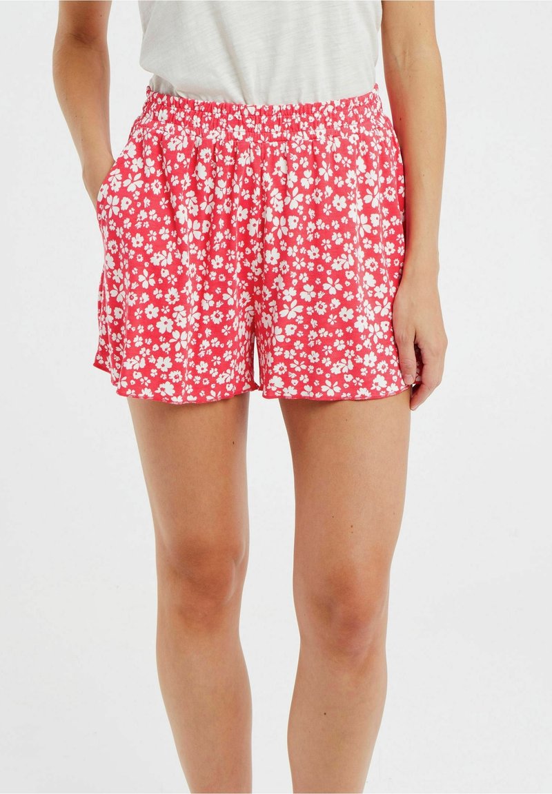 Shorts floraux rouges avec une taille élastique, dotés d'un motif floral blanc, de poches latérales et d'une coupe décontractée. Texture de tissu lisse.