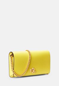 Lauren Ralph Lauren LEATHER CROSSBODY TURN-LOCK TECH CASE - Taška cez plece - lemon daffodil