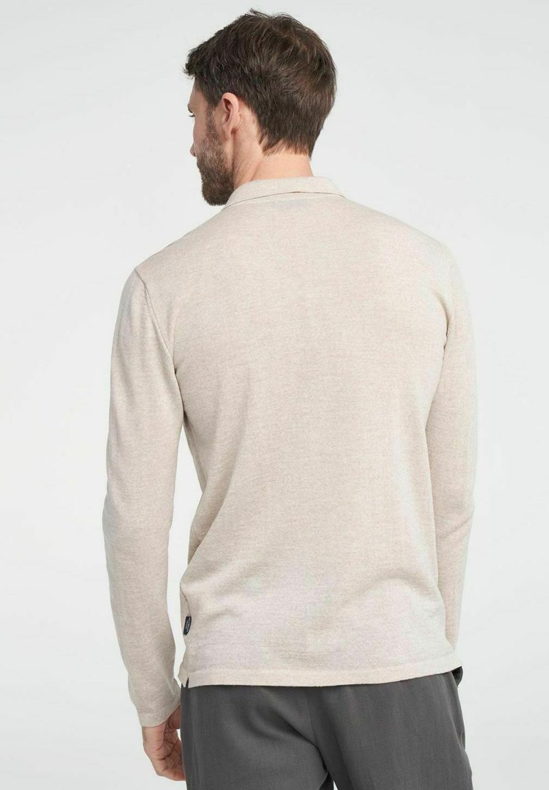 Lichtbeige poloshirt met lange mouwen en een subtiele textuur, van achteren weergegeven, met een rechte zoom.