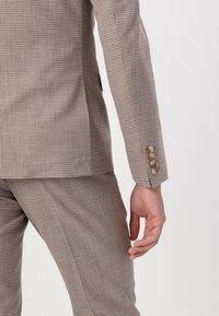 Isaac Dewhirst NOTCH SUIT SLIM - Κοστούμι - puppy tooth brown
