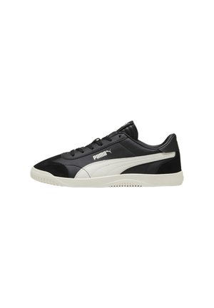 Czarne sportowe sneakersy z teksturowaną górą z czarno-białego tworzywa sztucznego, płaską białą podeszwą i wyraźnym logo po boku. Zapięcie na sznurówki.