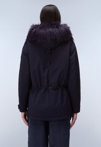 Marinblå parka med en texturerad lila imitation av päls på huvan, elastisk midja och justerbara ärmslut, med en slät tygfinish.