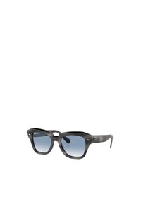 Occhiali da sole neri in acetato con forma quadrata e lenti blu sfumate. Presentano un branding sottile sulla parte laterale e una texture liscia e raffinata.