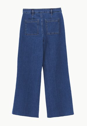 Vue arrière d'un jean en denim bleu à jambes larges avec deux poches carrées appliquées et des passants de ceinture sur la taille.