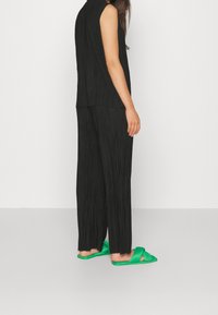 Vero Moda Petite Tygbyxor - black