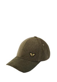 Casquette de baseball vert olive avec une visière en daim et un petit logo ailé jaune sur le panneau avant.
