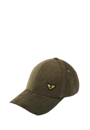 Olijfgroene baseballpet met een suede vizier en een klein geel gevleugd logo op het voorpaneel.