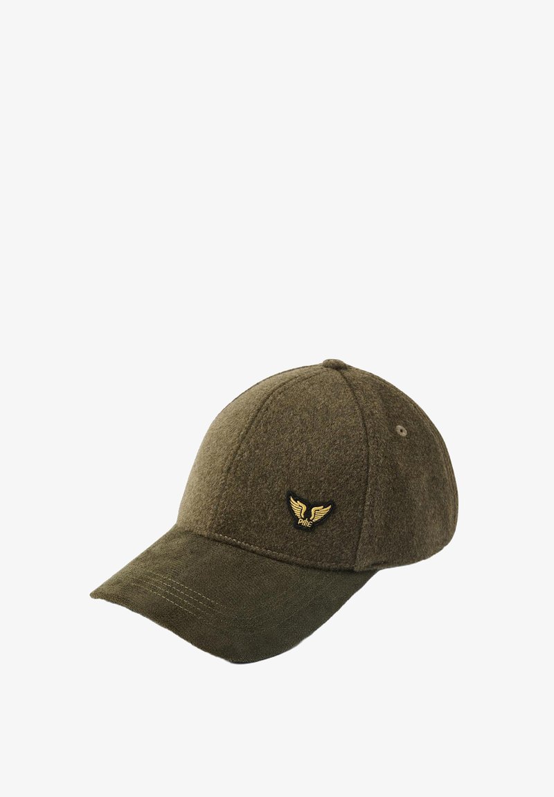 Casquette de baseball vert olive avec une visière en daim et un petit logo ailé jaune sur le panneau avant.