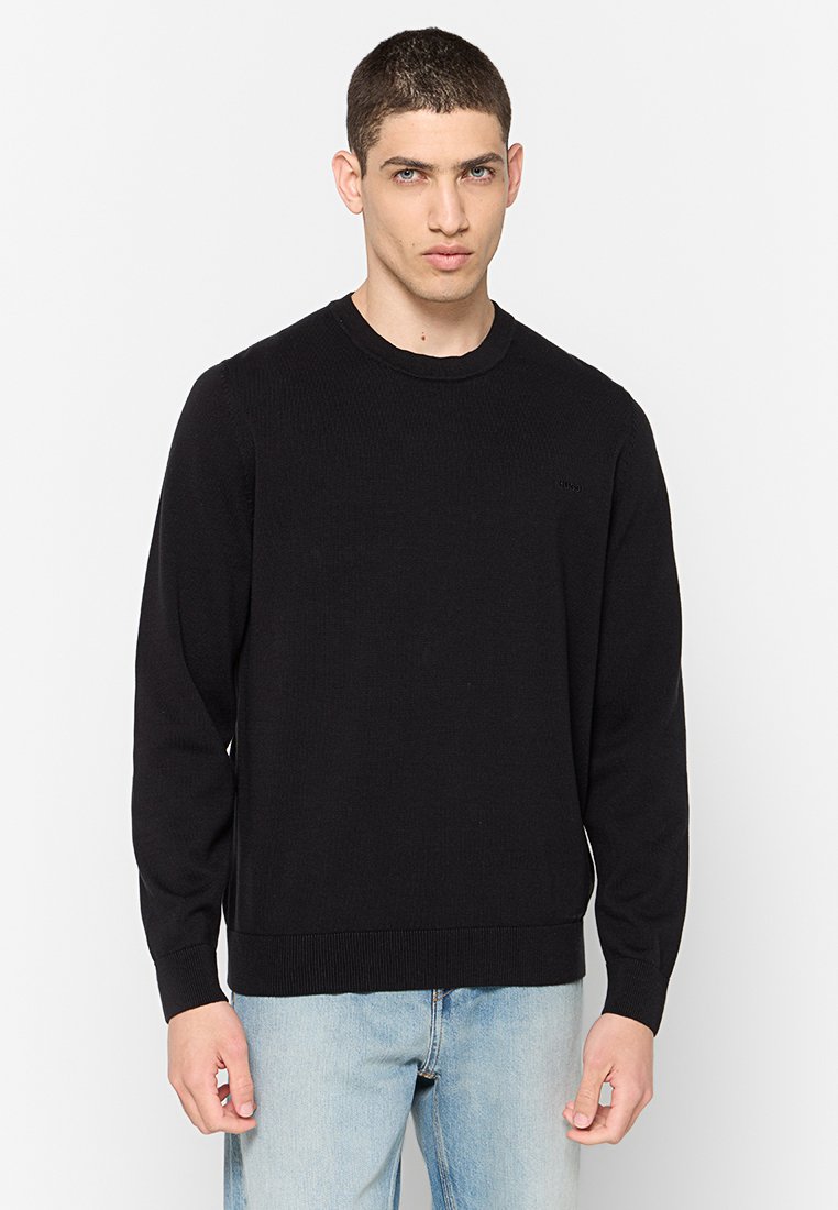 Schwarzer Strickpullover mit langen Ärmeln und rundem Halsausschnitt. Verfügt über gerippte Bündchen und Saum, hergestellt aus einem strukturierten Stoff. Keine sichtbaren Logos.