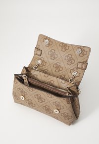 Borsa a tracolla marrone con motivo, finitura testurizzata, dotata di scomparto con zip e chiusure a scatto. L'interno presenta una stampa geometrica.