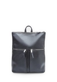 Zaino in pelle nera con due tasche frontali con cerniera, superficie testurizzata e manico superiore. Cerniere lisce e design minimalista.