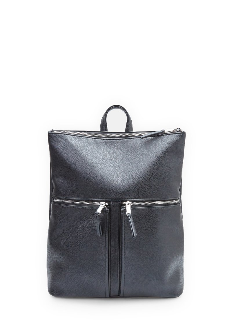 Zaino in pelle nera con due tasche frontali con cerniera, superficie testurizzata e manico superiore. Cerniere lisce e design minimalista.