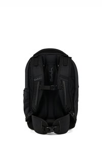 Mochila negra con correas de hombro acolchadas, respaldo de malla, hebillas ajustables y bolsillo frontal con cremallera. Presenta un logo en la correa.
